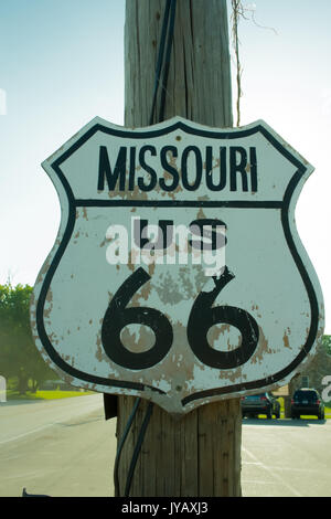 Tattered Missouri Route 66 Schild Nahaufnahme Stockfoto