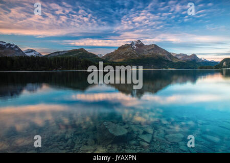 Rosa Himmel im Morgengrauen beleuchtet die Gipfeln spiegelt sich im See Sils Engadin Kanton Graubünden Schweiz Europas Stockfoto