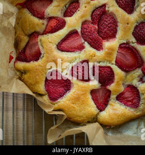 Ansicht von oben Nahaufnahme einer hausgemachten Strawberry cheesecake. Quadratisches Format. Stockfoto