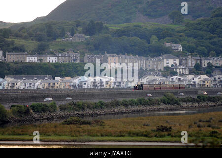 "Blanche" Die Cob Kreuzung mit dem 18:30 Porthmadog Hafen - Blaenau Ffestiniog Service. Ffestiniog Railway. Stockfoto