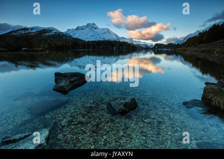 Dämmerung leuchtet die Gipfel im ruhigen Wasser des See Sils Engadin Kanton Graubünden Schweiz Europa wider Stockfoto