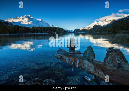 Dämmerung leuchtet die Gipfel im ruhigen Wasser des See Sils Engadin Kanton Graubünden Schweiz Europa wider Stockfoto