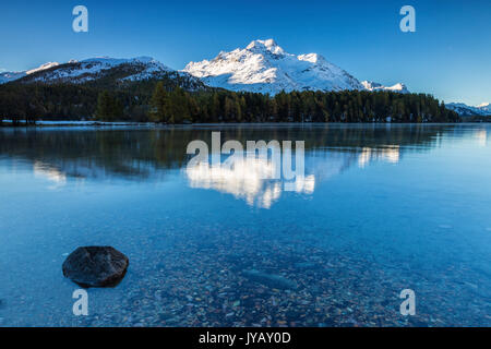 Dämmerung leuchtet die Gipfel im ruhigen Wasser des See Sils Engadin Kanton Graubünden Schweiz Europa wider Stockfoto