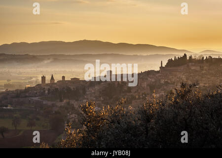 Eine Ansicht von Spello in Umbrien bei Sonnenuntergang. Querformat. Stockfoto