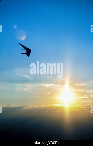 Hängegleiter, Flug in ruhigen Himmel bei Sonnenuntergang Sonnenaufgang über Newport Beach, Kalifornien Kopie Raum © Myrleen Pearson Stockfoto