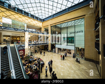 John Lewis Cambridge - Eingang an der Cambridge John Lewis Department Store innerhalb der Grand Arcade Shopping Centre Stockfoto