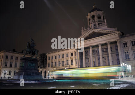 Straßenbahn bei Nacht in Brüssel Stockfoto