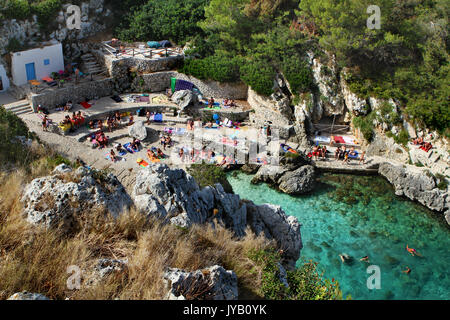 Der kleine Strand von Acquaviva di Marittima, es ist eine verborgene, zwischen Otranto und Santa Maria di Leuca, Apulien, Italien Stockfoto