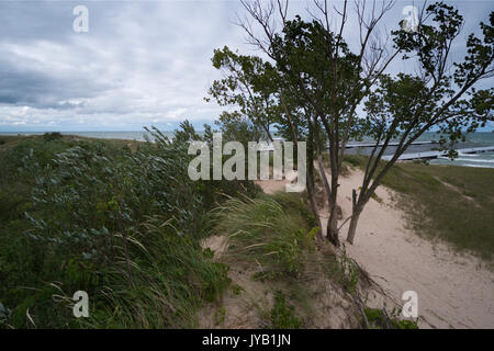 Lake Michigan am Weißen See Kanal über 15 Meilen nördlich von Muskegon, Michigan, USA. Es war ein stürmischer, blustery Tag mit 6 bis 8 Fuß Wellen. Stockfoto