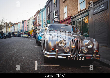 Vintage Jaguar in der Portobello Road in Notting Hill geparkt. London (UK), Juli 2017. Querformat. Stockfoto