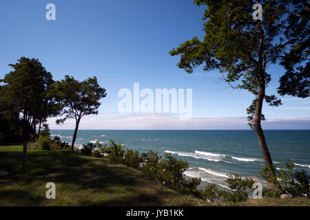 Blick auf den Lake Michigan aus einem Picknickplatz in der Nähe von Montague, Michigan, USA. Stockfoto