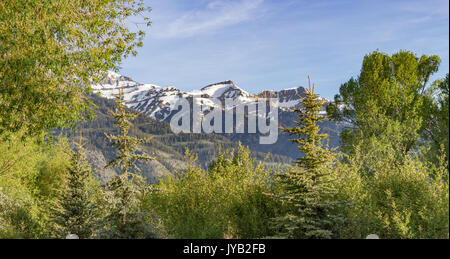 Schneebedeckte Berg-Landschaft mit Split rail Holzzaun Vordergrund Stockfoto