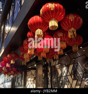 Traditionelle rote Laternen vor einem Chinesischen Restaurant in Soho (London). Quadratisches Format. Stockfoto