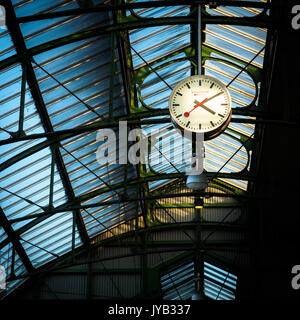 Mit Stahlrahmen Dach am Borough Market mit einer Uhr. London, 2017. Quadratischen Format. Stockfoto