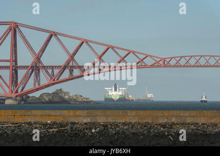 Den mittleren Abschnitt der iconic Forth Bridge mit Blick auf Hound Punkt tanker Liegeplatz, Erhabene, Schottland, Großbritannien Stockfoto