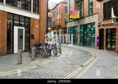 Einen vollen Zyklus stehen in einer Seitenstraße im beliebten Viertel Kathedrale von Belfast in Nordirland Stockfoto