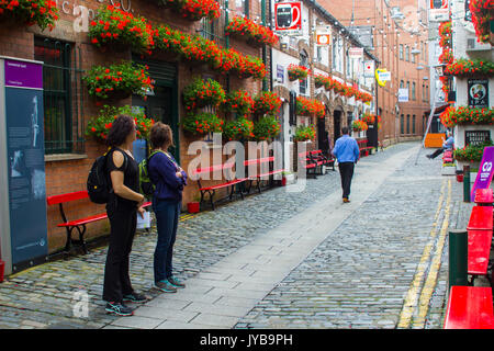 Gönner ausserhalb des historischen Herzog von York Pub in kommerziellen Lane in Belfast, Nordirland. Stockfoto