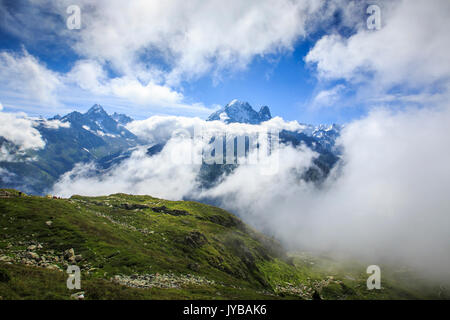 Niedrige Wolken und Nebel um den Grandes Jorasses Chamonix Haute Savoie Frankreich Europa Stockfoto