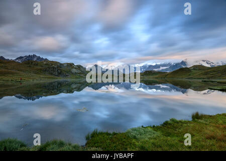 Die schneebedeckten Gipfel spiegeln sich in Fenetre Seen im Morgengrauen Ferret-Tal Saint Rhémy Grand St. Bernard Aosta Valley Italy Europe Stockfoto