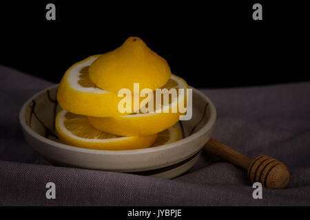 Stilleben mit Zitronen auf schwarzem Hintergrund, wählen Sie "Brennpunkt, Dark Light Stil. Stockfoto