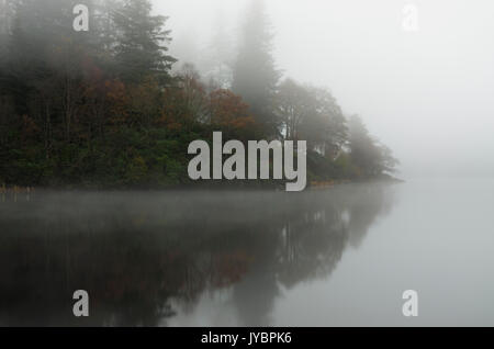 Misty Landschaft am Loch Ard, die Trossachs, Schottland Stockfoto