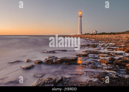 Berühmter Point Lowly Lighthouse bei Sonnenaufgang. Stockfoto