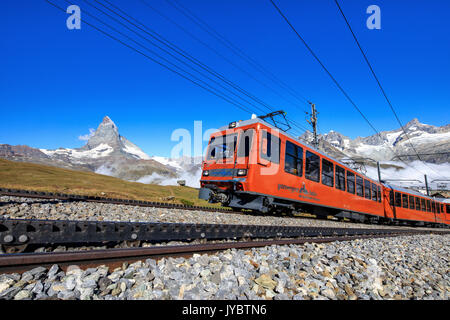 Die schweizer Bahn läuft auf seiner Route mit dem Matterhorn im Hintergrund Gornergrat Kanton Wallis Schweiz Europa Stockfoto