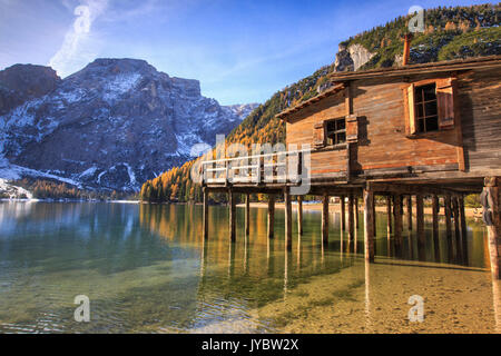 Holzhütte im Herbst Landschaft des Lake Prags Naturpark Fanes Sennes Bozen Trentino Alto Adige Italien Europa Stockfoto