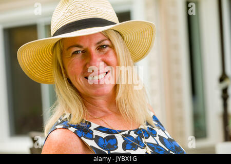 Attraktive Frau mittleren Alters zu tragen hat und sich amüsiert. Stockfoto