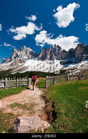 Wanderer an der Brogles Hütte ankommen. Im Hintergrund die Geisler. Funes Tal. Dolomiten. Trentino Alto Adige. Italien Europa Stockfoto