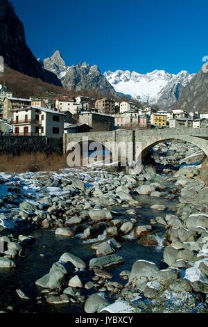 Das Bergdorf Cataeggio und seine Brücke das Zentrum von Val Masino nass durch Fluss Masino. Valmasino. Valtellina. In der Lombardei. Europa Stockfoto