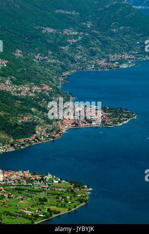 Gravedona und Domaso Dörfer gesehen von den Hängen der Berge der Hohen Lario sind zwischen den Gewässern von Comer see verkeilt. In der Lombardei. Italien. Europa Stockfoto