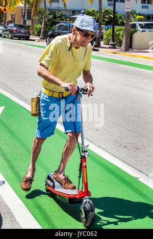 Miami Beach Florida, Ocean Drive, Fahrradspur, Elektroroller, Männer männlich, Senioren Bürger, schieben, reiten, FL170430053 Stockfoto