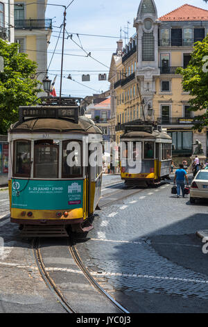 Eine typische Straßenbahn nimmt Touristen zu entdecken, die alte Stadt Lissabon mit seiner Architektur und farbenfrohe Häuser Portugal Europa Stockfoto