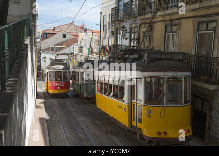 Die charakteristische Straßenbahn Richtung eine zentrale Bairro Alto Viertel in der Altstadt von Lissabon Portugal Europa Stockfoto