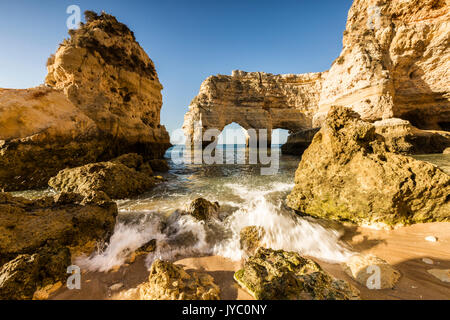 Sonnenaufgang auf den Klippen und türkisfarbenen Wasser des Ozeans Praia da Marinha Caramujeira Lagoa Gemeinde Algarve Portugal Europa Stockfoto