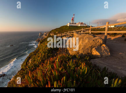 Das Cabo da Roca Leuchtturm mit Blick auf die Landzunge auf den Atlantischen Ozean bei Sonnenuntergang Sintra Portugal Europa Stockfoto