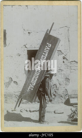 Native tragen einen Sarg Stockfoto