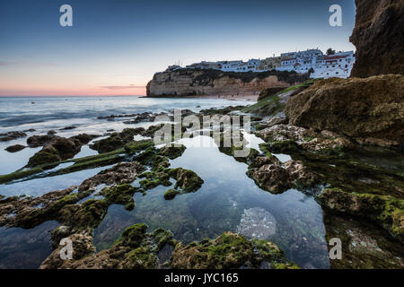 Sonnenuntergang über dem Dorf thront auf der Landzunge mit Blick auf den Strand von Carvoeiro Algarve Lagoa Faro Bezirk Portugal Europa Stockfoto