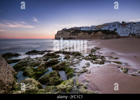 Sonnenuntergang über dem Dorf thront auf der Landzunge mit Blick auf den Strand von Carvoeiro Algarve Lagoa Faro Bezirk Portugal Europa Stockfoto