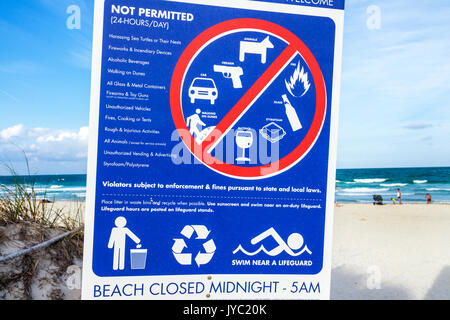 Miami Beach Florida, Zulassungsschild, Warnung, nicht erlaubt, Getränke Getränke Getränke Trinken, Alkohol, Tiere, Schusswaffen, Feuer, Regeln, Besucher reisen Stockfoto