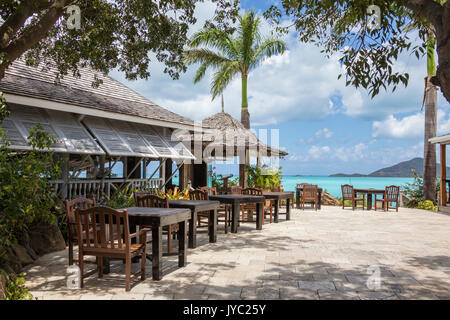 Typisches Restaurant durch das Karibische Meer Felsen Ffryes Beach Antigua und Barbuda Leeward Island West Indies umgeben Stockfoto