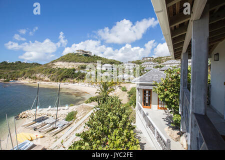 Blick von der Terrasse eines Resorts auf das blaue karibische Meer Nonsuch Bay Antigua und Barbuda Leeward Island West Indies Stockfoto