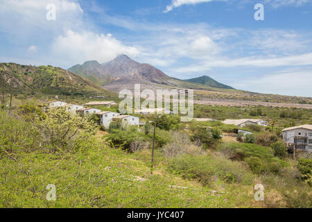 Blick auf den Dunst um den Gipfel des Soufrière Hills Vulkan Montserrat Karibik Leeward Inseln der Kleinen Antillen Stockfoto