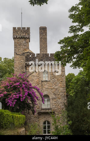 Mystische Altbauten der romanisch-gotischen und Renaissance-Stil im Inneren der Park Quinta da Regaleira Sintra Portugal Europa Stockfoto