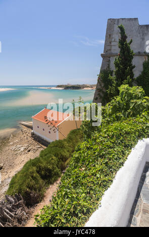 Blick von der Terrasse von Vila Nova de Milfontes vom türkisfarbenen Meer Odemira Region Alentejo Portugal Europa umgeben Stockfoto