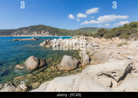 Klippen und Felsen Frame das türkisfarbene Meer rund um den Sandstrand von Cala Pira Castiadas Cagliari Sardinien Italien Europa Stockfoto