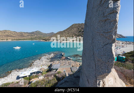 Die weißen Felsen Frame das türkisfarbene Meer und den Sandstrand Punta Molentis Villasimius Cagliari Sardinien Italien Europa Stockfoto