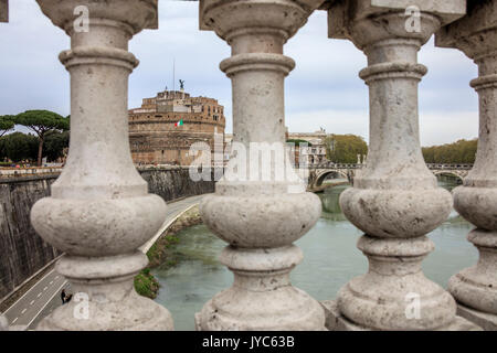 Der antike Palast des Castel Sant'Angelo mit Statuen von Engeln, die auf der Brücke am Tiber Rom Latium Italien Europa Stockfoto