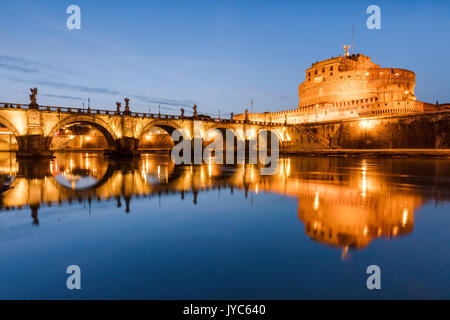 Dämmerung auf dem alten Palast in Castel Sant'Angelo mit Statuen von Engeln, die auf der Brücke am Tiber Rom Latium Italien Europa Stockfoto